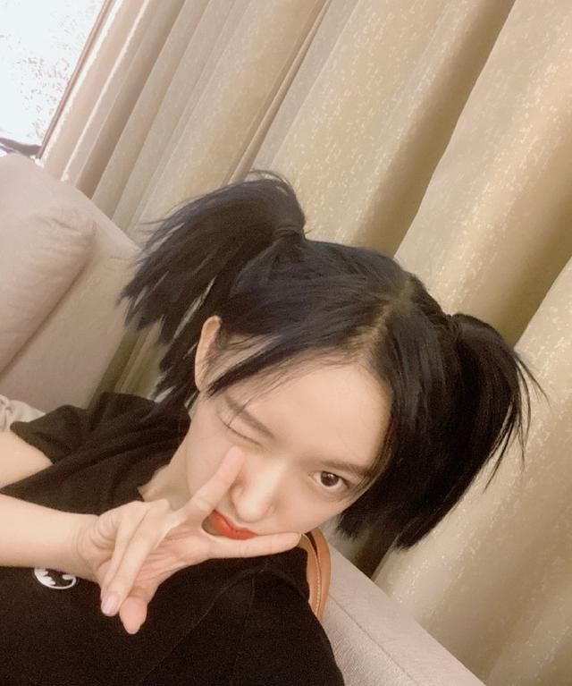 组图:程潇扎双马尾露额头鬼马可爱 对镜wink比耶调侃傻傻的