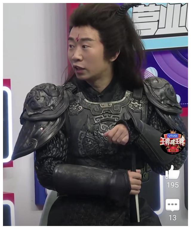 杨迪则是cos了魔尊重楼,先不说像不像原角色了,只要看到杨迪,就已经很