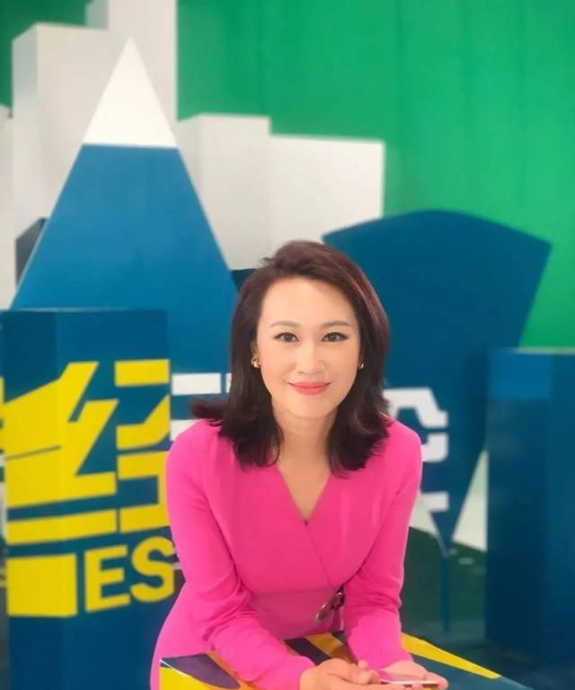 央视主持人张琳罕见现身,54岁状态特别年轻,穿上西装气质大方!