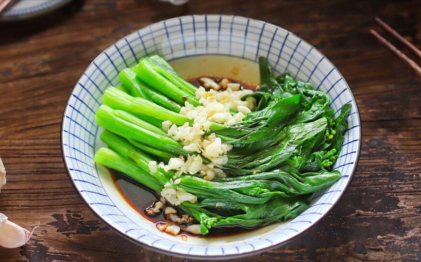 广东人做的白灼菜心颜色碧绿还不出水原来焯水时有一妙招