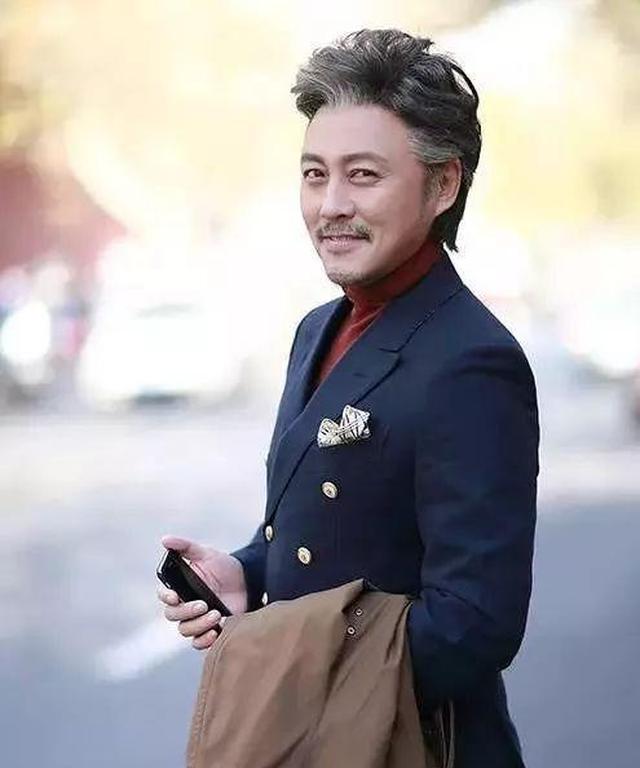 高宏亮在拍戏期间,不止收获了事业,还收获了爱情,他的妻子叫胡焰.