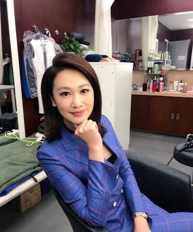 央视主持人张琳罕见现身54岁状态特别年轻穿上西装气质大方