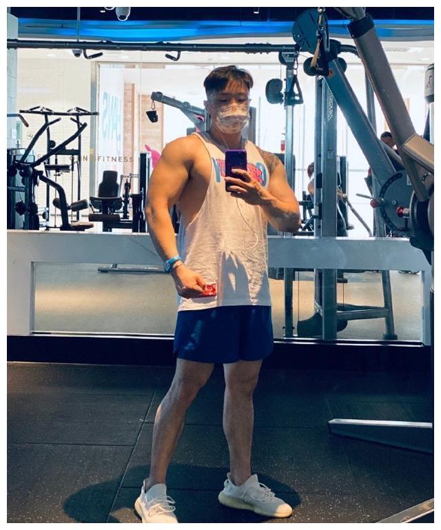 德云社烧饼晒老婆近照网友纷纷感慨终于明白他为何疯狂健身了