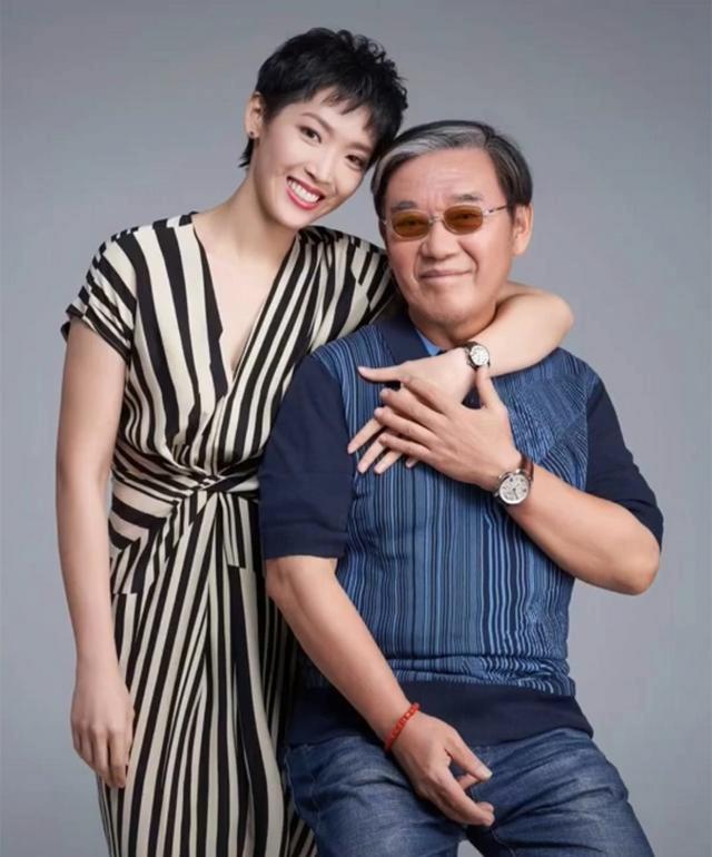 李立群罕有晒全家福女儿曾与黑人男友交往两个儿子颜值略低