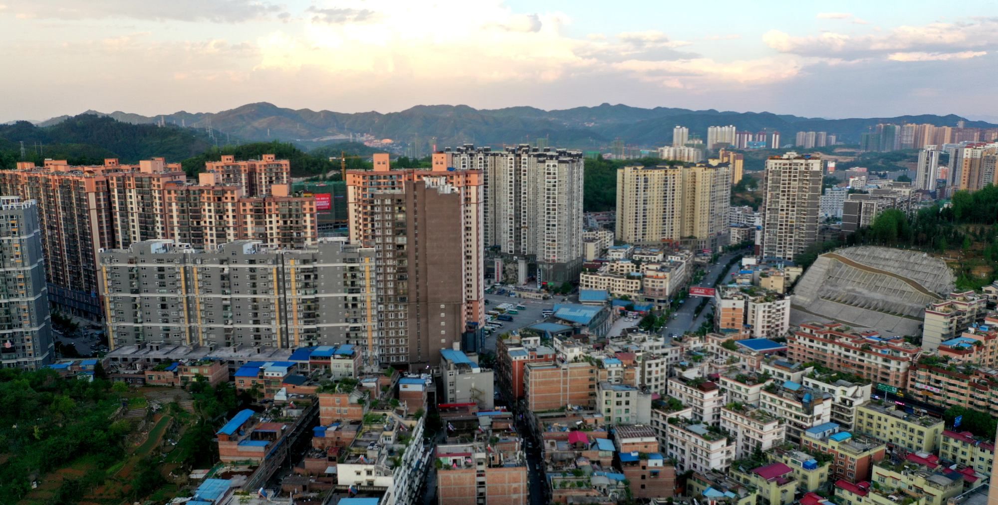 航拍镜头下的贵州毕节市吴家湾,这里会拆迁吗?