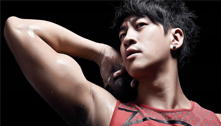 高大帅气的何润东,早年的男神,现如今的演技派