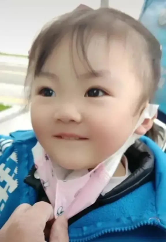 6个月宝宝跟父亲送外卖，住在“外卖箱”里，3年过去她咋样了？休闲区蓝鸢梦想 - Www.slyday.coM