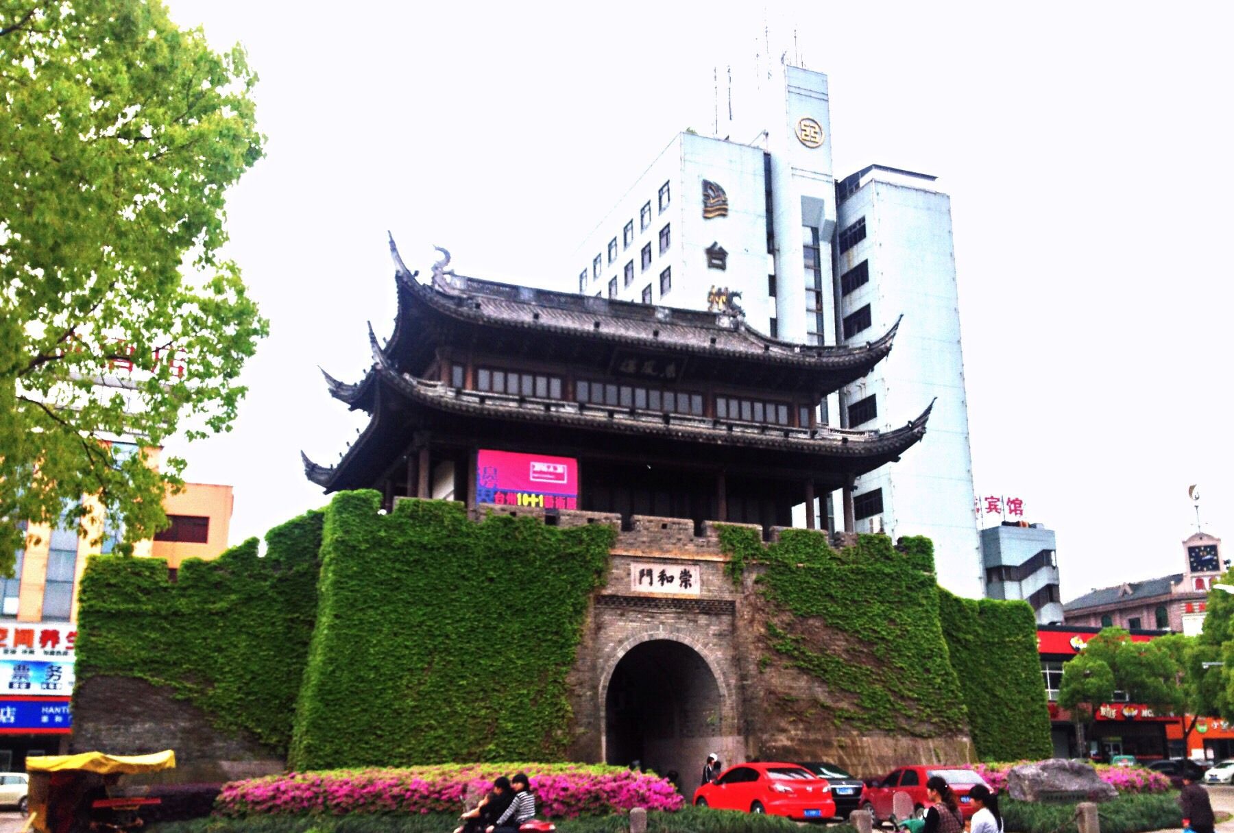 1 / 9 崇和门算得上是临海的地标建筑,旁有崇和门广场.
