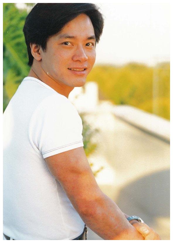 他是成龙最重要的人,曾和林心如同居8年,如今娶35岁娇妻胖成球