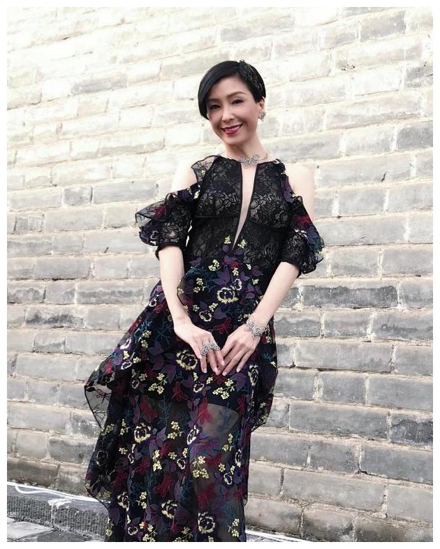 伍咏薇真够性感,50岁穿吊带裙还有"凹凸"身材,小花们都嫉妒了