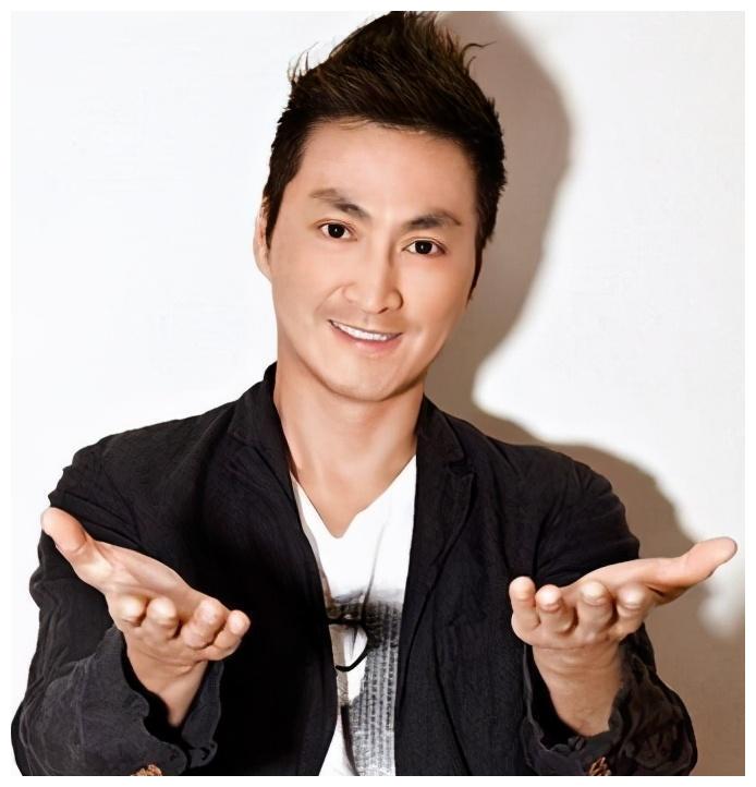 60岁何家劲频接商演,舞台被曝很简陋,网友: 混得不行?