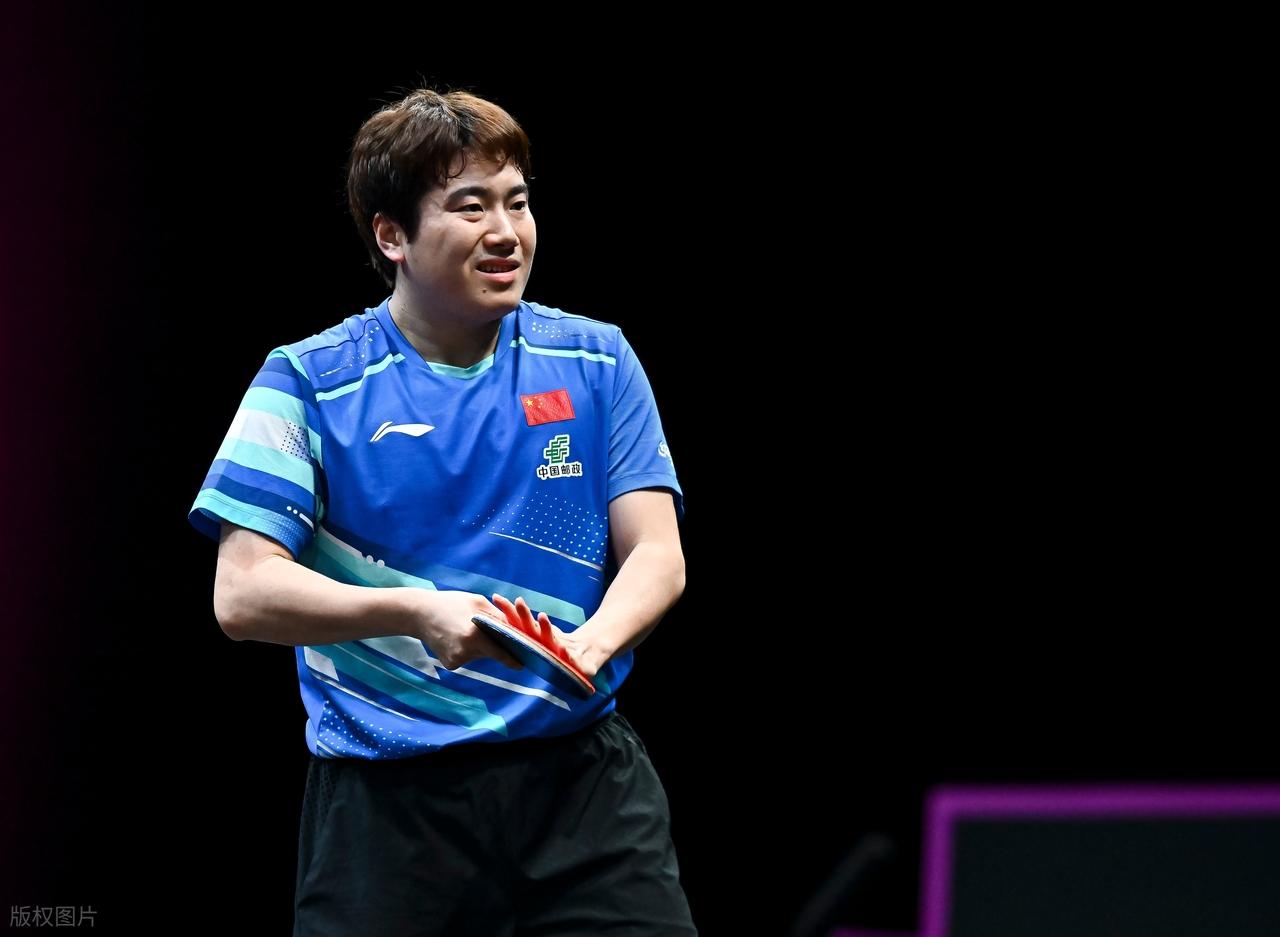 王皓场边无奈摇头！梁靖崑世界杯开门黑，世乒赛拿什么替樊振东？