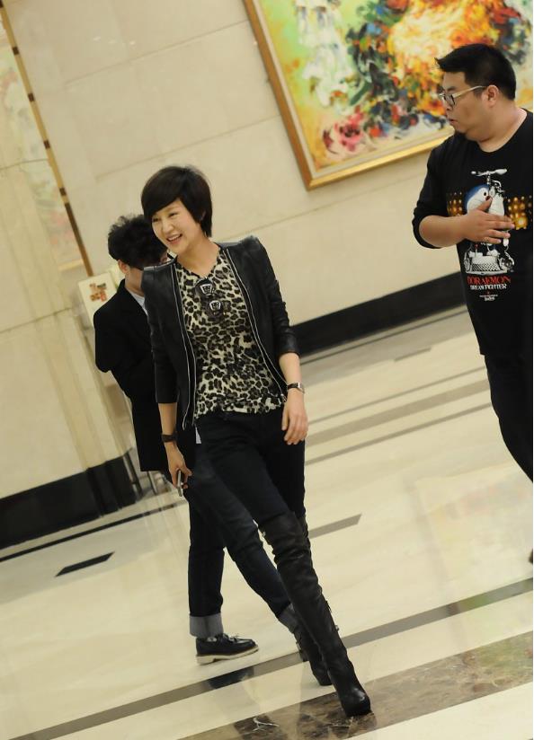 鲍蕾留短发让人记得住,走帅气路线穿垫肩装,气质强外貌更吸睛__财经