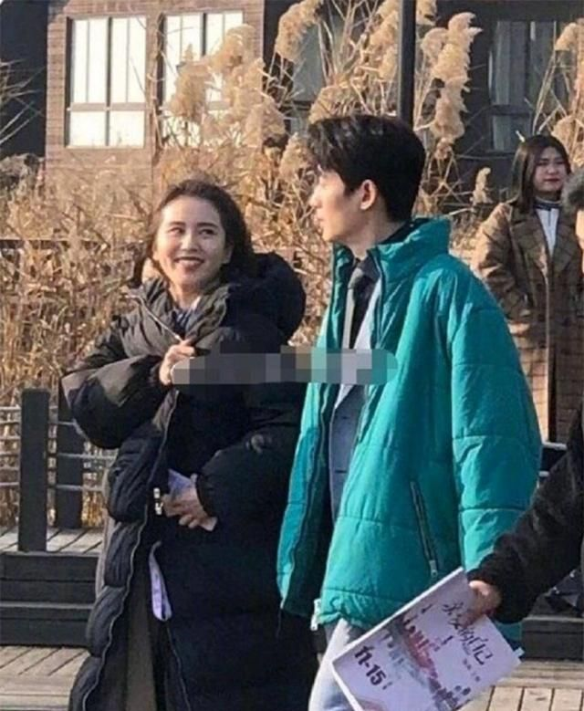 朱一龙车晓穿西装路边撸串这是要闹哪样难不成是要深夜放毒