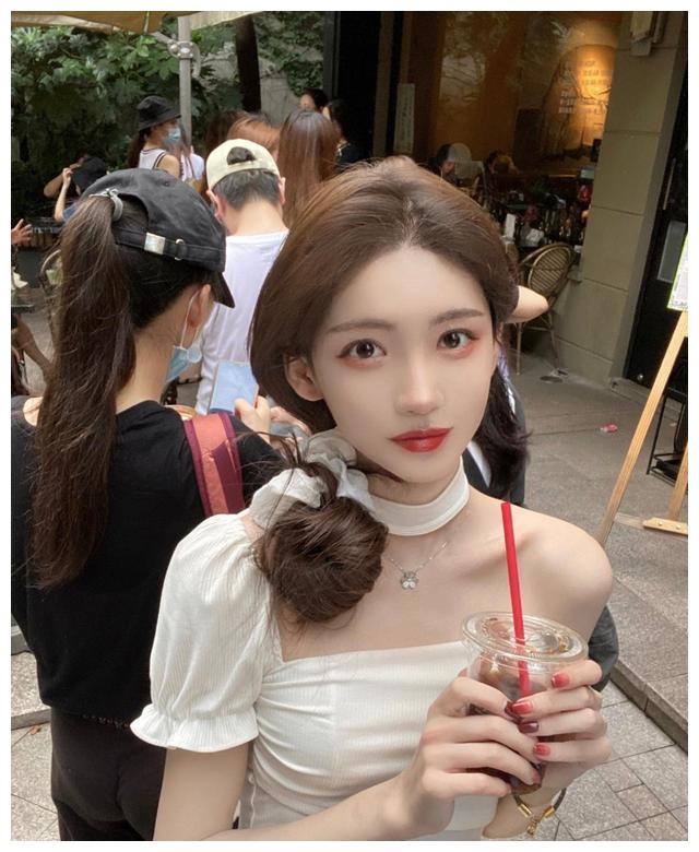 千万粉网红p图太狠,意外撞脸女装大佬李由,真爱粉都分不清了