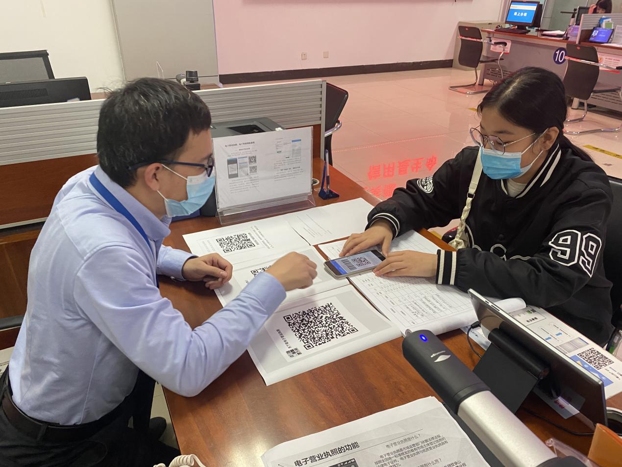 用“数据跑路”代替“群众跑腿”，一窗受理助力电子证照推广应用