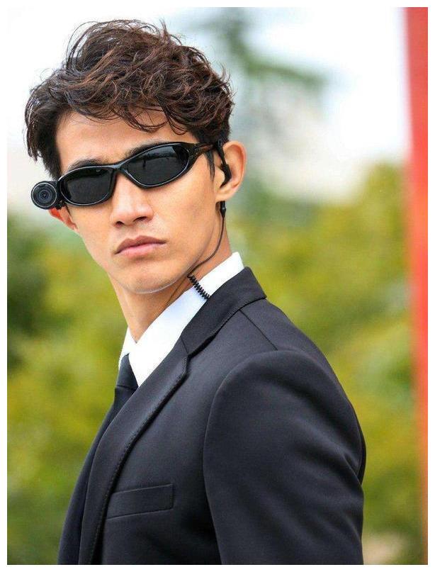 李子峰担任明星猎人身份,因为冷酷的外表和高大的身形,圈粉无数,更被