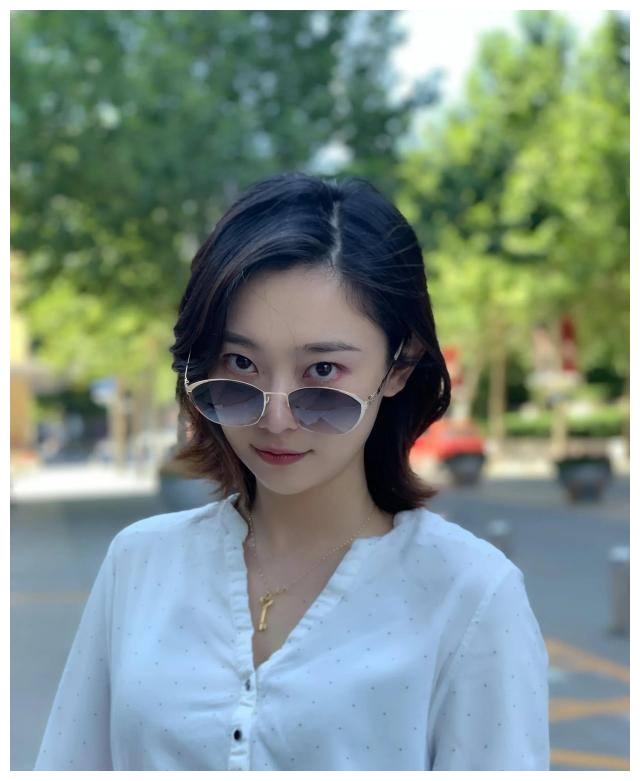 央视主持李七月可入你眼拥趸者众且才貌双全