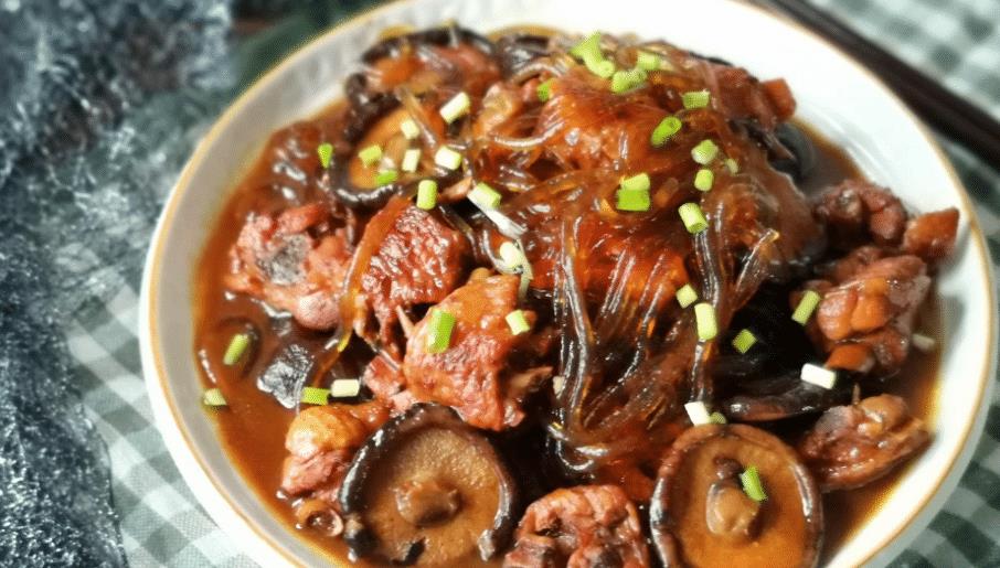 制作鸡腿香菇炖粉条相关方法并不难而且还会很下饭