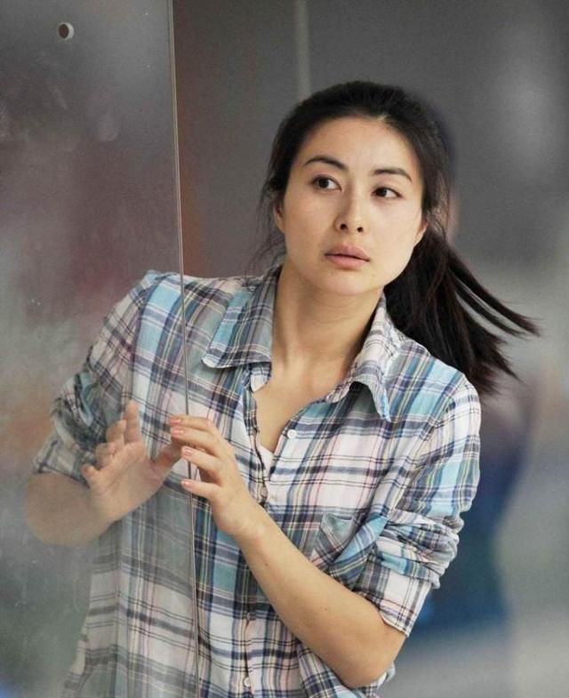 郭郭晶晶早期的这个发型很适合她的脸型,其实方脸并不适合把下颌角