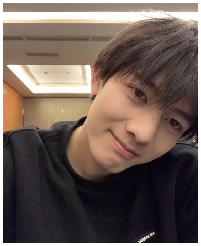 "鬼屋小哥"甘望星直播曝光颜值,和节目中差距大,网友直呼诈骗__财经