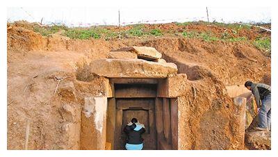 南京出土福清公主墓,墓中竟还住有活人,直接睡在公主棺材上