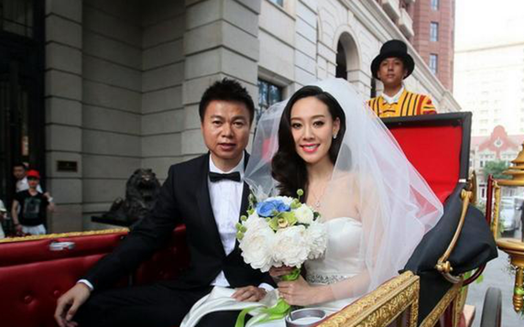 但是在2014年和现任的妻子结婚之后,于根伟的二婚生活过得非常地幸福