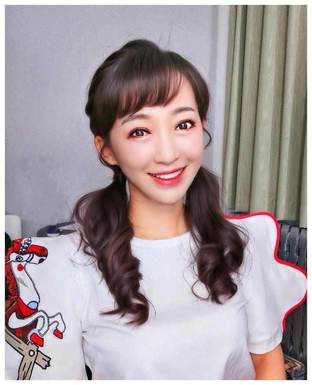 央视主持月亮姐姐罕晒照!面色红润状态好,与小鹿姐姐同框引回忆