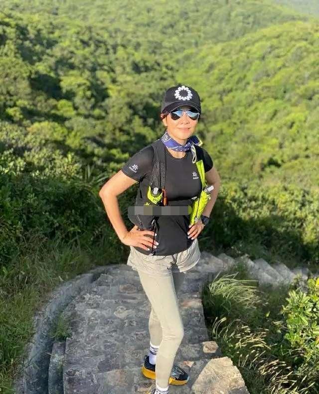 66岁林青霞与友人登山,变瘦不少腰肢纤细,一身黑衣气质绝佳