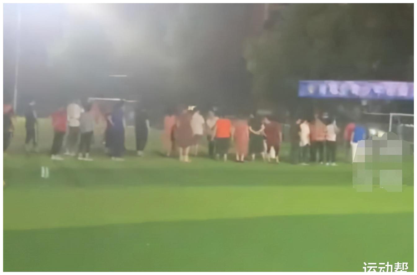 广场舞要全面占领足球场？湖南大爷大妈锤砸球场大门！舞起来休闲区蓝鸢梦想 - Www.slyday.coM