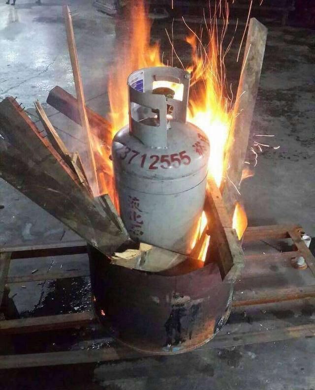 一男子作死故意烧煤气罐消防人员灭完火后所有人都大笑不止