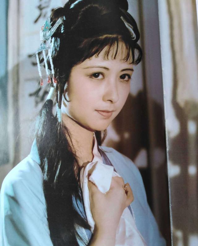 那个身穿孝服的女人才是红楼梦中害死尤二姐的关键人物