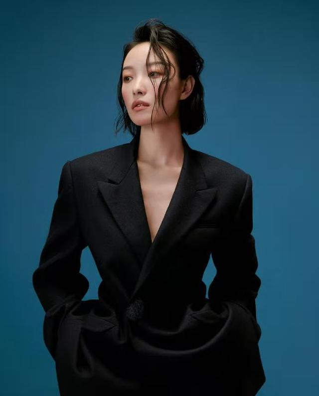 倪妮终于换发型,齐耳短发又美又飒,配西装太帅气了__财经头条