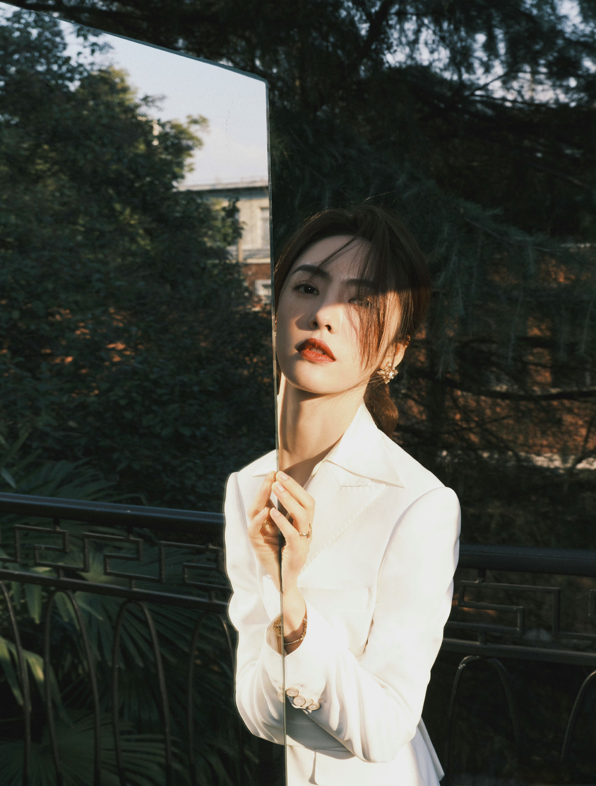 蔡文静最新写真公开身着白色西装干练率性