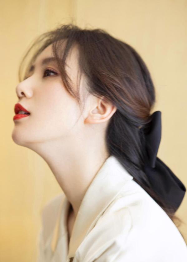 刘诗诗白色浴袍风连衣裙 黑色低马尾蝴蝶结,优雅又甜美,皮肤白嫩,轻松