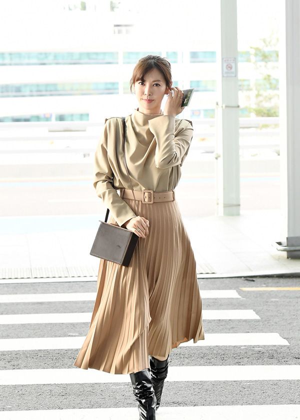 1 / 5 2019年10月5日,仁川国际机场,演员金素妍一身浅棕色,利用不同