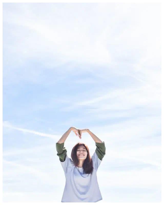 女生拍照姿势参考图合集,随手拍出自然高级感