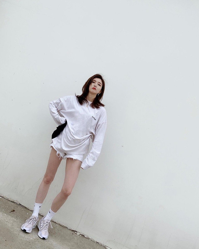 江疏影穿白色印花t恤搭短裤衣品好了人就美了