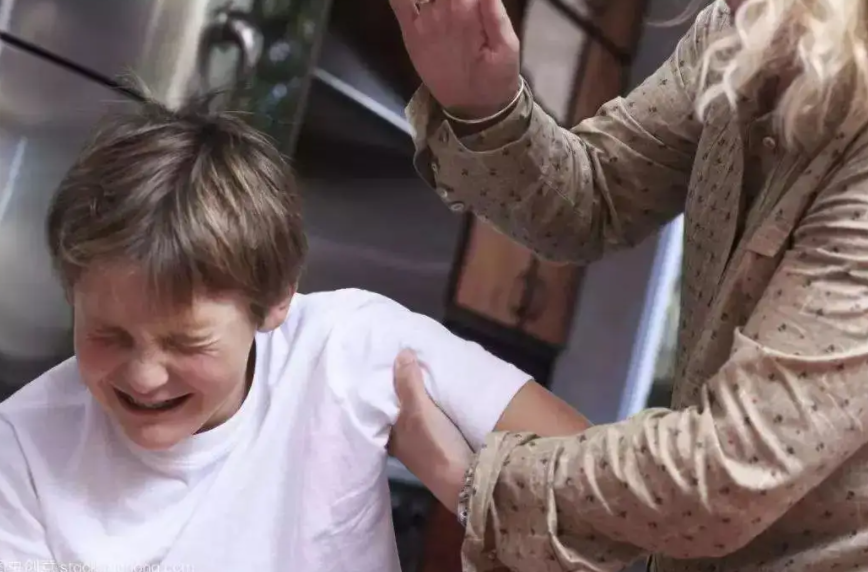 打你是为了救命!湖南小女孩被家长拿藤条狂抽,这次家长没被骂家暴休闲区蓝鸢梦想 - Www.slyday.coM