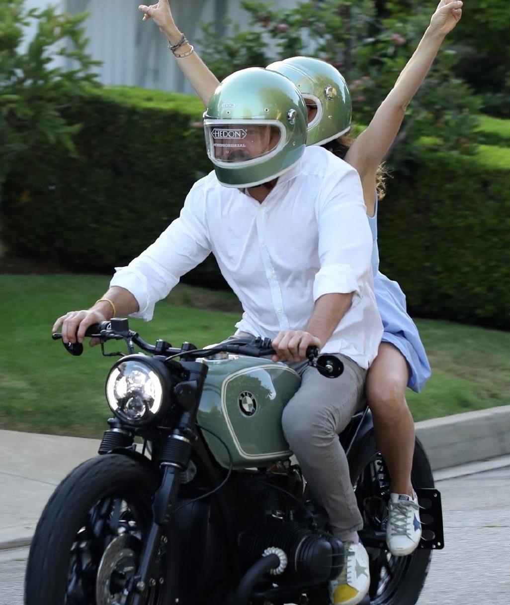 安娜·德·阿玛斯和大本骑摩托兜风太"浪漫",穿蓝裙清纯又年轻