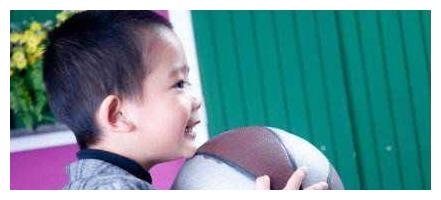 孩子越早出现这个举动,说明大脑发育好,性格也更好,父母要留意休闲区蓝鸢梦想 - Www.slyday.coM 孩子越早出现这个举动,说明大脑发育好,性格也更好,父母要留意休闲区蓝鸢梦想 - Www.slyday.coM