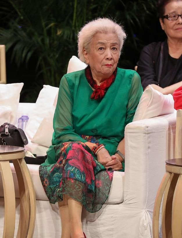 85岁的谢芳是真老了,干瘦身材穿得鲜艳花哨,倒是显出几分少女感__财经