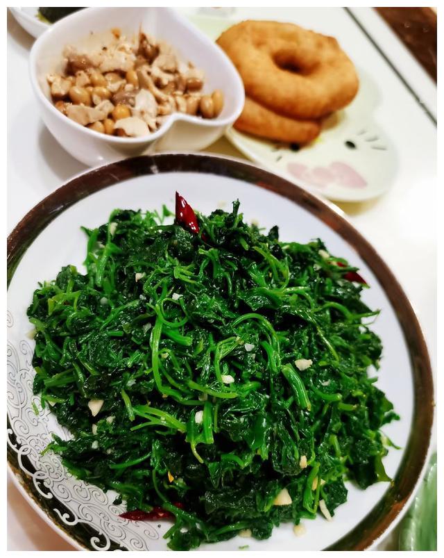 食春鲜炝拌蒜泥灰灰菜