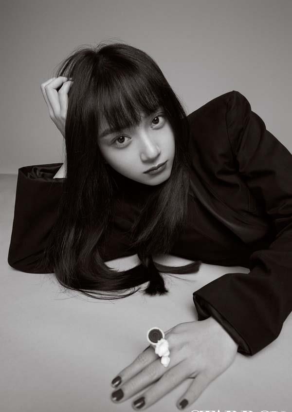 卜冠今时尚封面大片上线 演绎留白大片传递热情