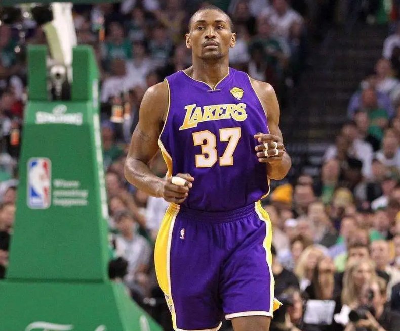 姚明在内线展现出了统治力,麦蒂则在外线频频发炮,火箭队一度取得了