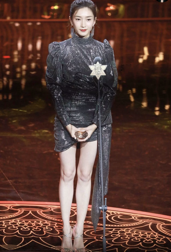 江疏影在侧腰绑个蝴蝶结,长度到脚脖,以为很碍事,却意外显腿长