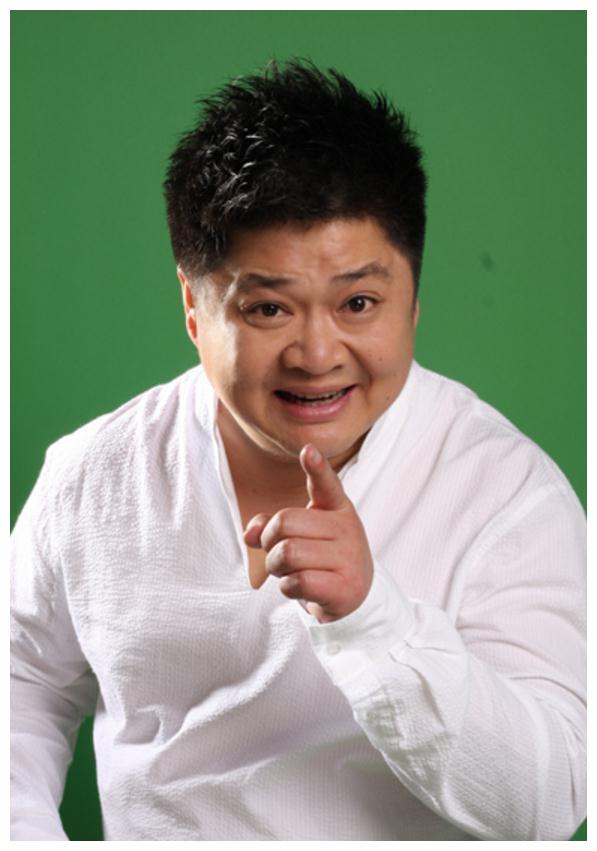 他是黄磊的大学同学,9岁就参演电影,如今演多年小人物没名气