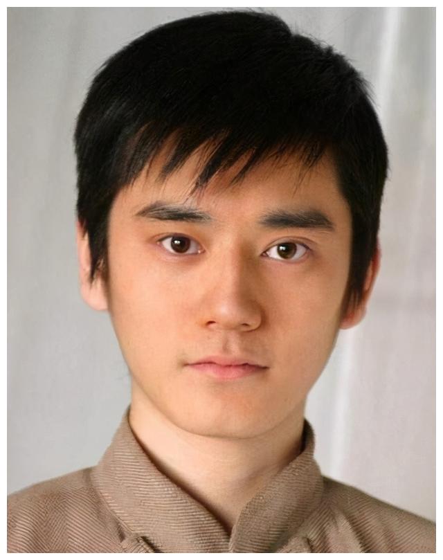 刚出道时候的钱枫,无论是颜值还有气质,都是非常好的,说是颜值担当