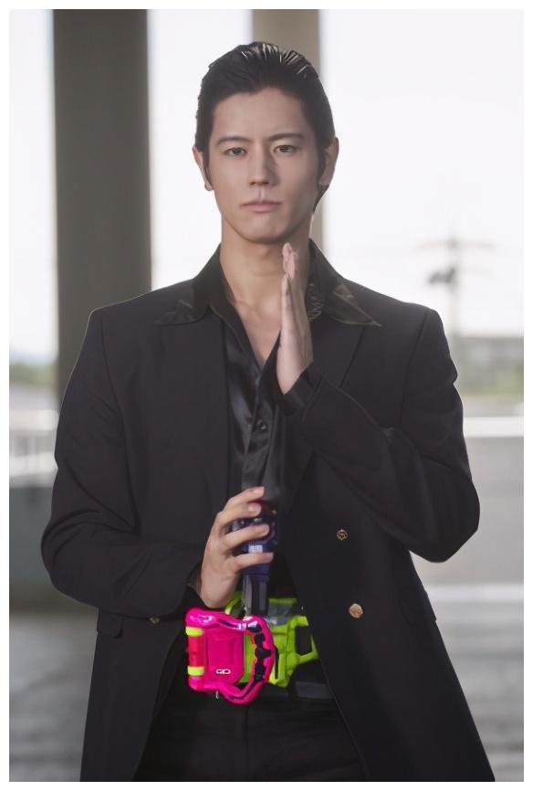 接着就是假面骑士铠武中的男主葛叶汰和女主高司舞,在故事的结尾,他们