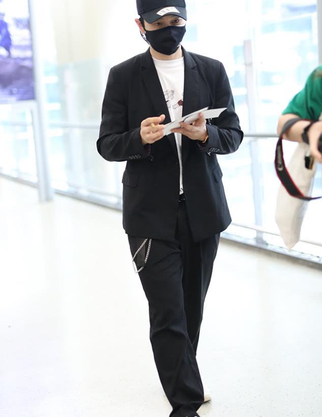 黄晓明街拍:黑色西装 阔腿裤 白色老爹鞋帅气霸总